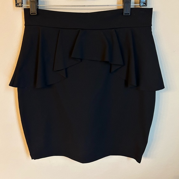 Black peplum skirt- BEBE - Picture 2 of 5